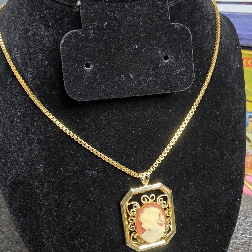 Vintage Elegant Gold Toned Cameo Pendant Necklace